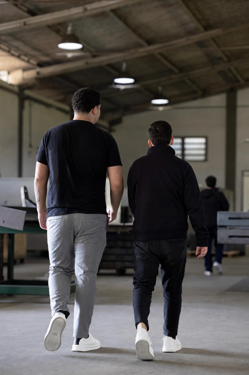 Equipe em visita a fábrica