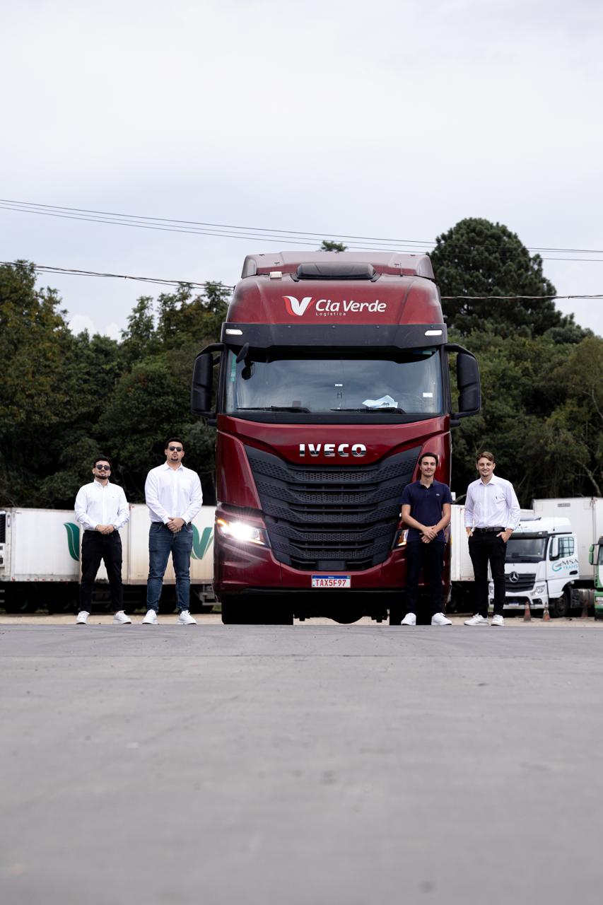 Equipe com caminhão em pátio industrial